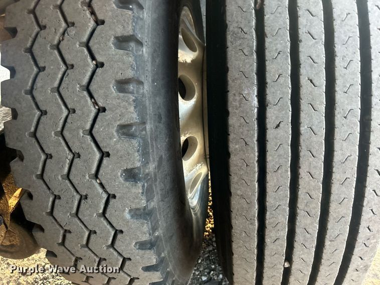 image for item EG1040 2015 Bulk Tank International tank trailer