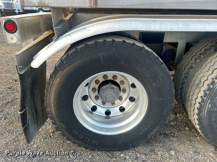 image for item EG1040 2015 Bulk Tank International tank trailer