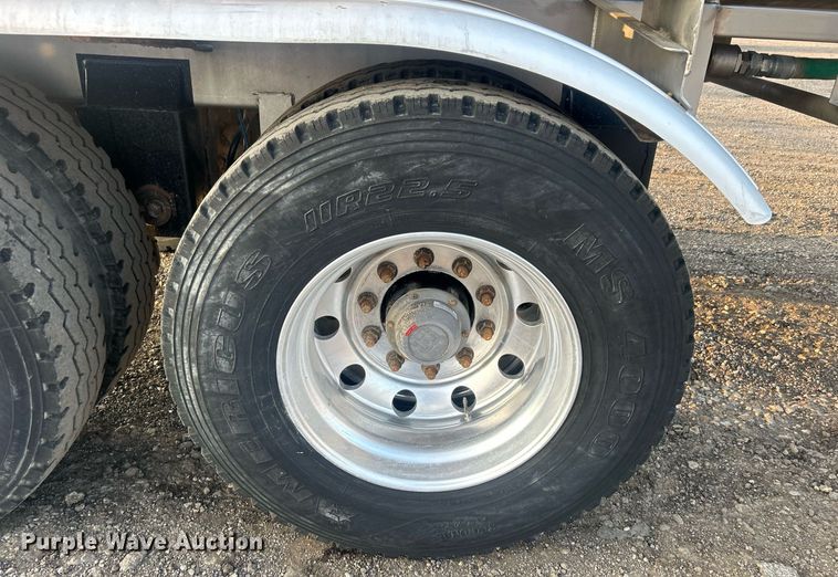 image for item EG1040 2015 Bulk Tank International tank trailer