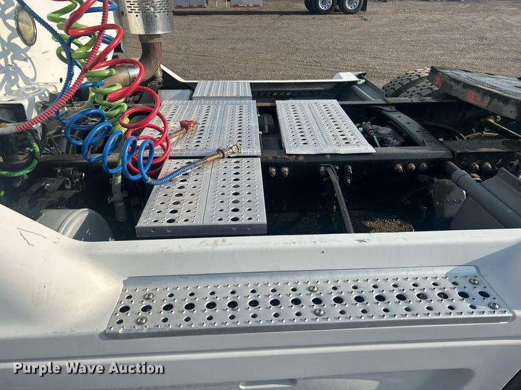 image for item EG1045 2002 Freightliner  Century Class semi truck