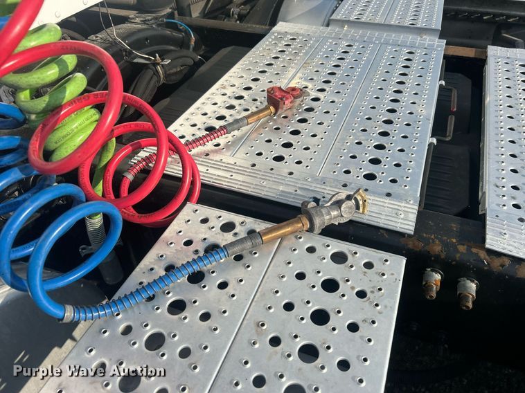 image for item EG1045 2002 Freightliner  Century Class semi truck