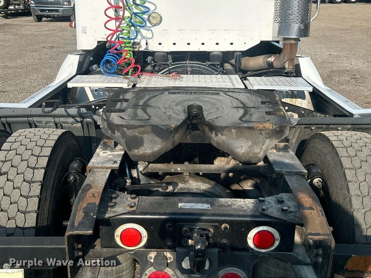 image for item EG1045 2002 Freightliner  Century Class semi truck