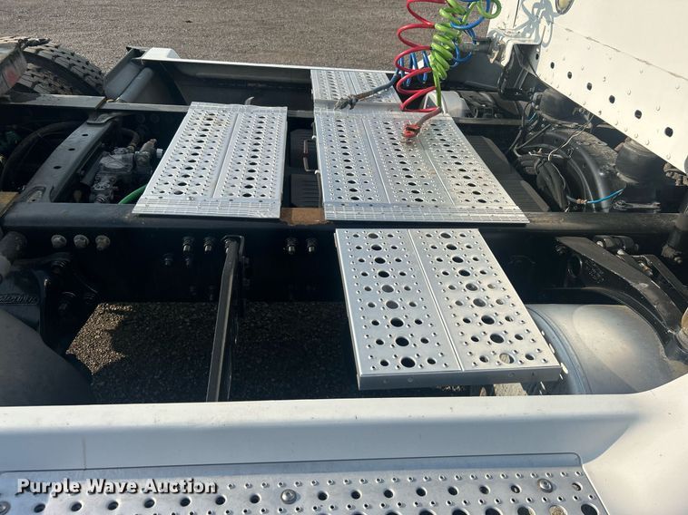 image for item EG1045 2002 Freightliner  Century Class semi truck