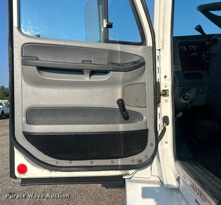 image for item EG1045 2002 Freightliner  Century Class semi truck