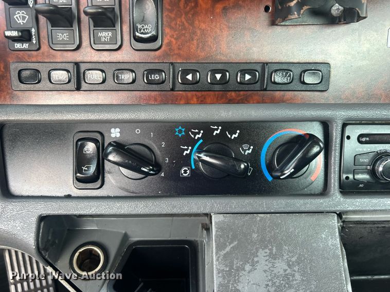 image for item EG1045 2002 Freightliner  Century Class semi truck