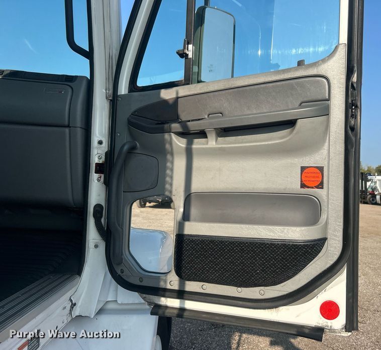 image for item EG1045 2002 Freightliner  Century Class semi truck