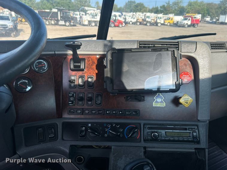 image for item EG1045 2002 Freightliner  Century Class semi truck