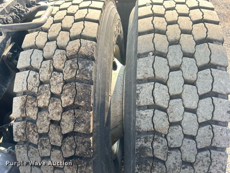 image for item EG1045 2002 Freightliner  Century Class semi truck