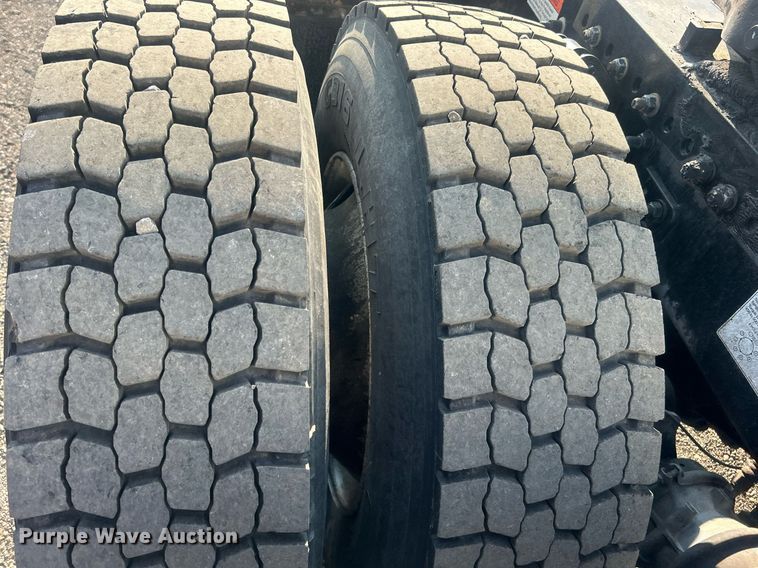 image for item EG1045 2002 Freightliner  Century Class semi truck