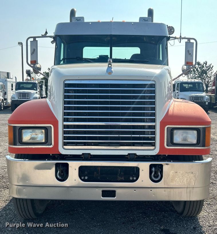 image for item EG1049 2015 Mack CHU613 semi truck