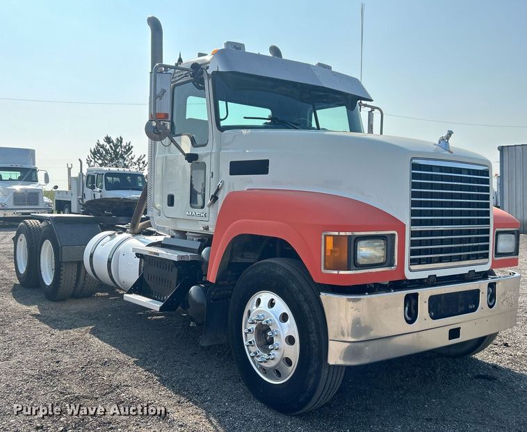 image for item EG1049 2015 Mack CHU613 semi truck