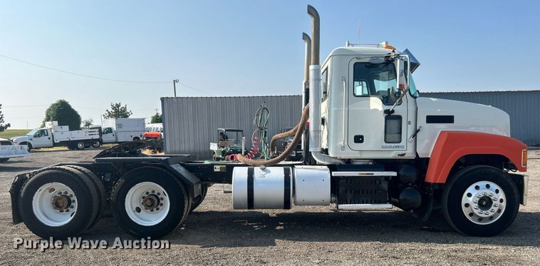 image for item EG1049 2015 Mack CHU613 semi truck