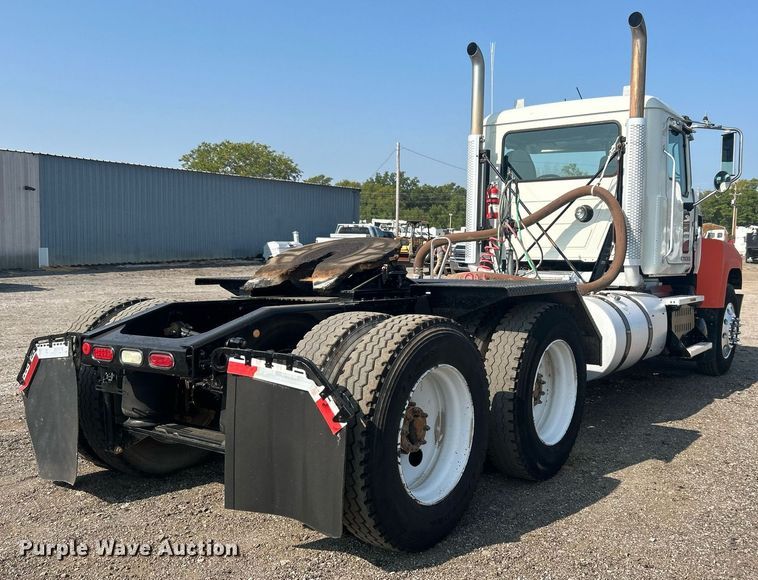 image for item EG1049 2015 Mack CHU613 semi truck