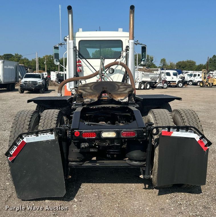 image for item EG1049 2015 Mack CHU613 semi truck