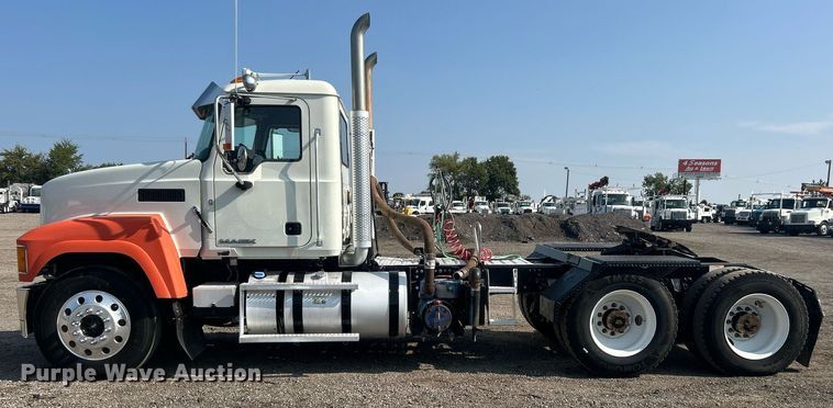 image for item EG1049 2015 Mack CHU613 semi truck