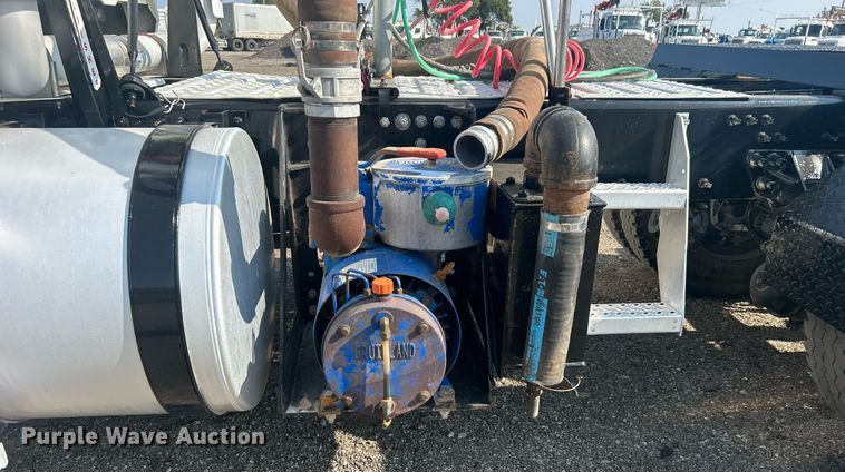 image for item EG1049 2015 Mack CHU613 semi truck