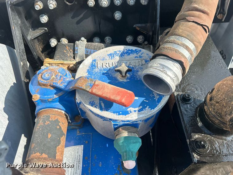 image for item EG1049 2015 Mack CHU613 semi truck