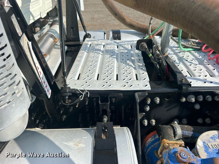 image for item EG1049 2015 Mack CHU613 semi truck