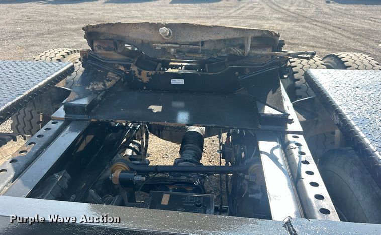 image for item EG1049 2015 Mack CHU613 semi truck