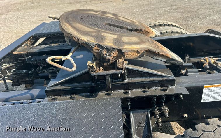 image for item EG1049 2015 Mack CHU613 semi truck