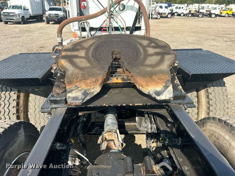 image for item EG1049 2015 Mack CHU613 semi truck