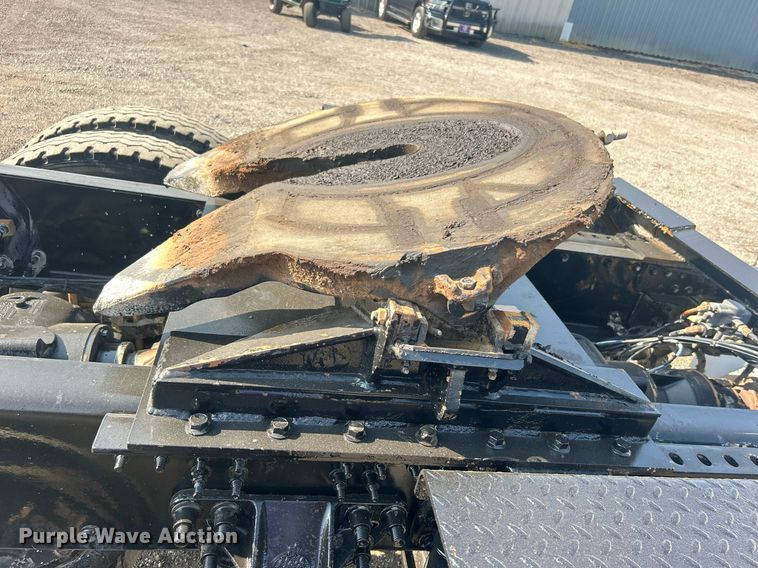 image for item EG1049 2015 Mack CHU613 semi truck