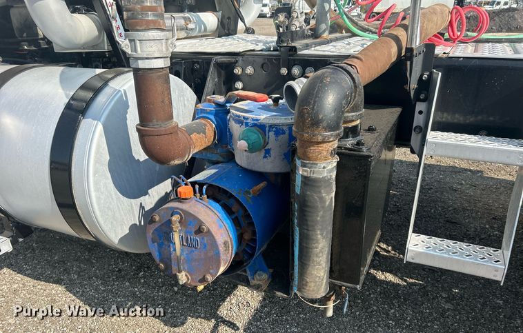 image for item EG1049 2015 Mack CHU613 semi truck