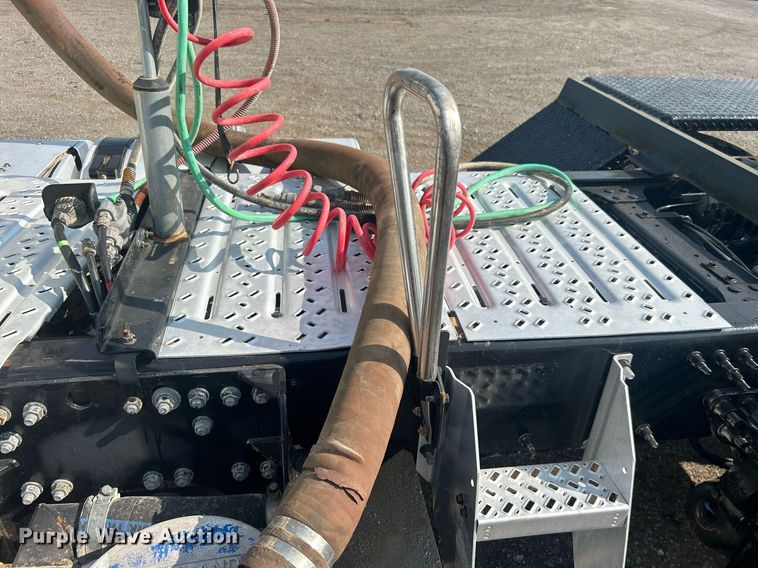 image for item EG1049 2015 Mack CHU613 semi truck