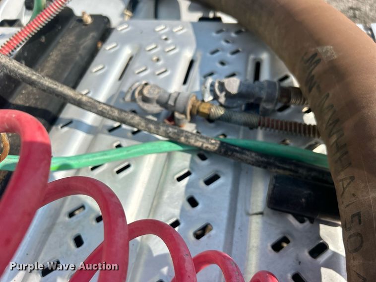 image for item EG1049 2015 Mack CHU613 semi truck