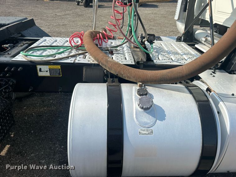 image for item EG1049 2015 Mack CHU613 semi truck