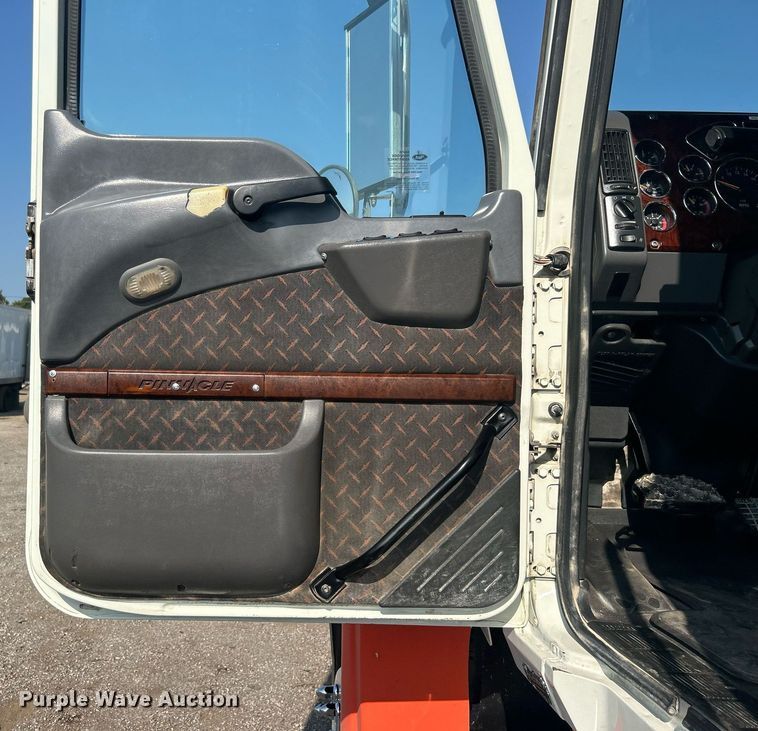 image for item EG1049 2015 Mack CHU613 semi truck