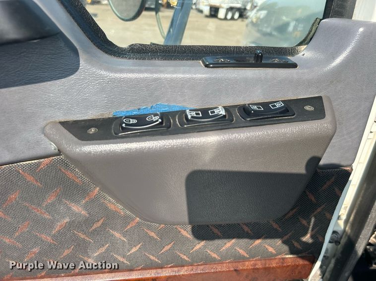 image for item EG1049 2015 Mack CHU613 semi truck