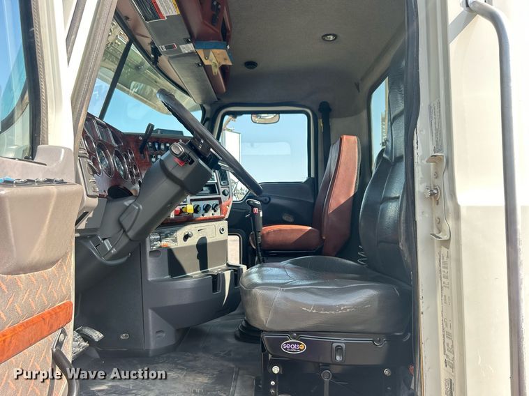 image for item EG1049 2015 Mack CHU613 semi truck