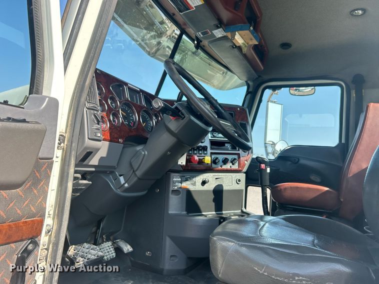 image for item EG1049 2015 Mack CHU613 semi truck