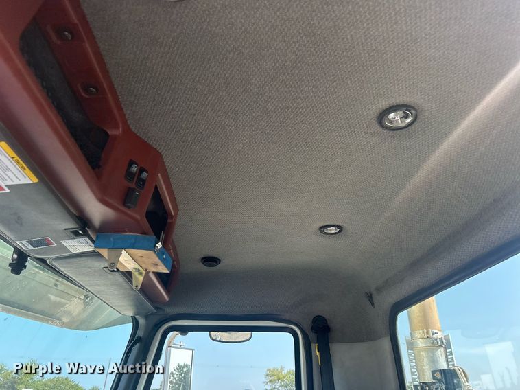 image for item EG1049 2015 Mack CHU613 semi truck