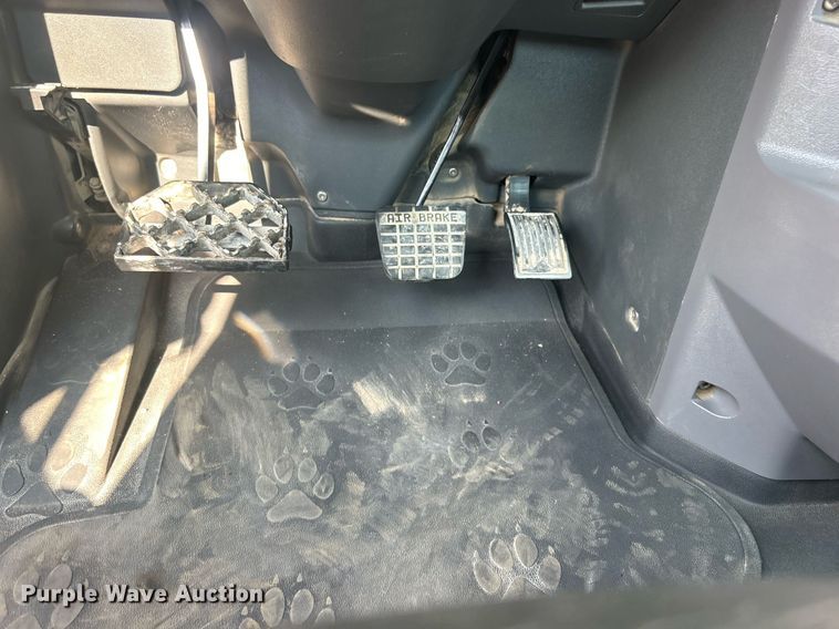 image for item EG1049 2015 Mack CHU613 semi truck