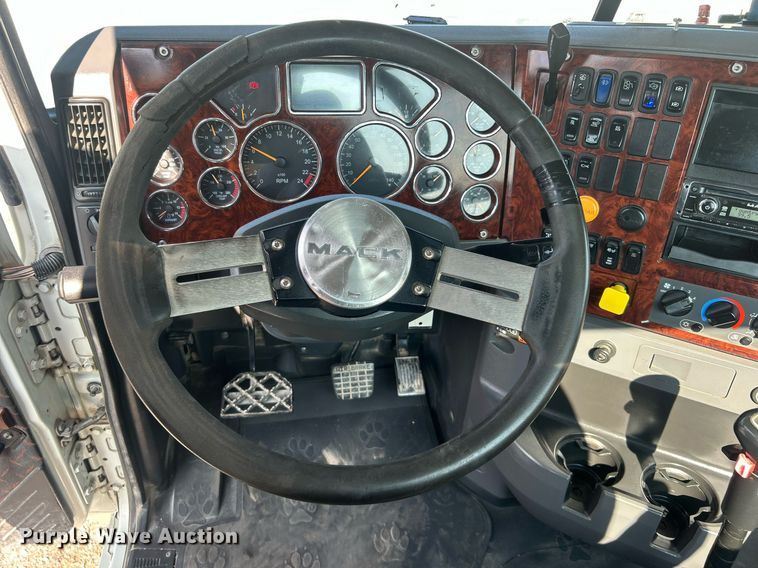 image for item EG1049 2015 Mack CHU613 semi truck