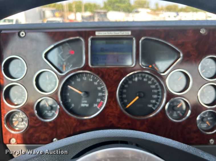 image for item EG1049 2015 Mack CHU613 semi truck