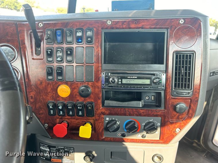 image for item EG1049 2015 Mack CHU613 semi truck