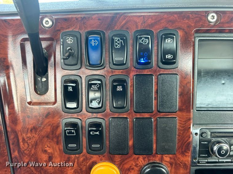 image for item EG1049 2015 Mack CHU613 semi truck