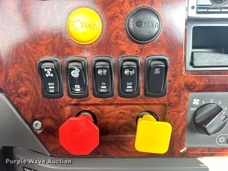 image for item EG1049 2015 Mack CHU613 semi truck