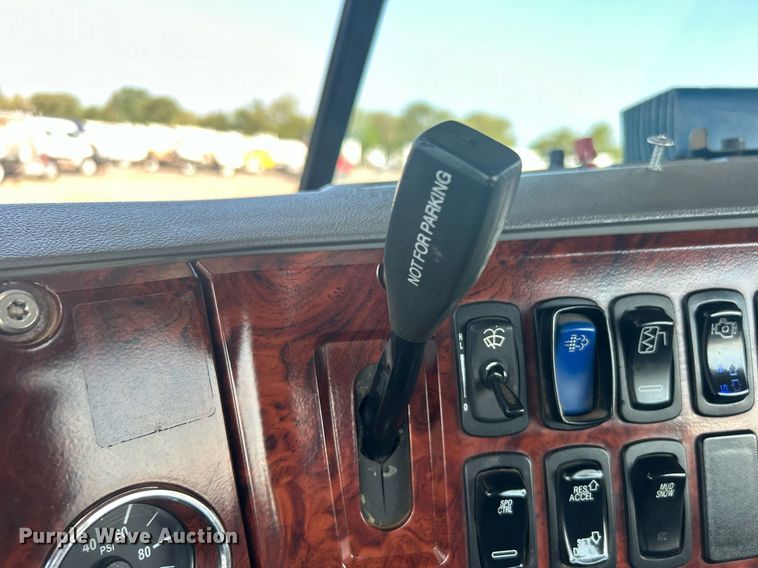 image for item EG1049 2015 Mack CHU613 semi truck