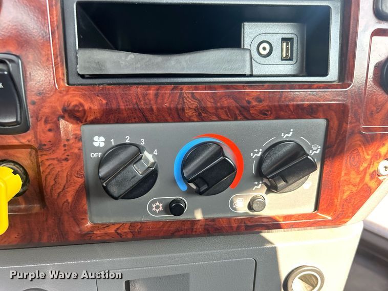 image for item EG1049 2015 Mack CHU613 semi truck