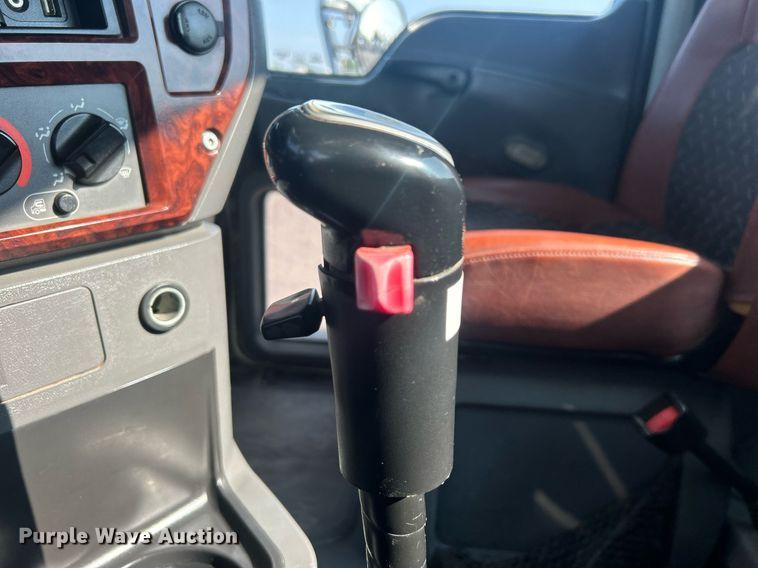 image for item EG1049 2015 Mack CHU613 semi truck