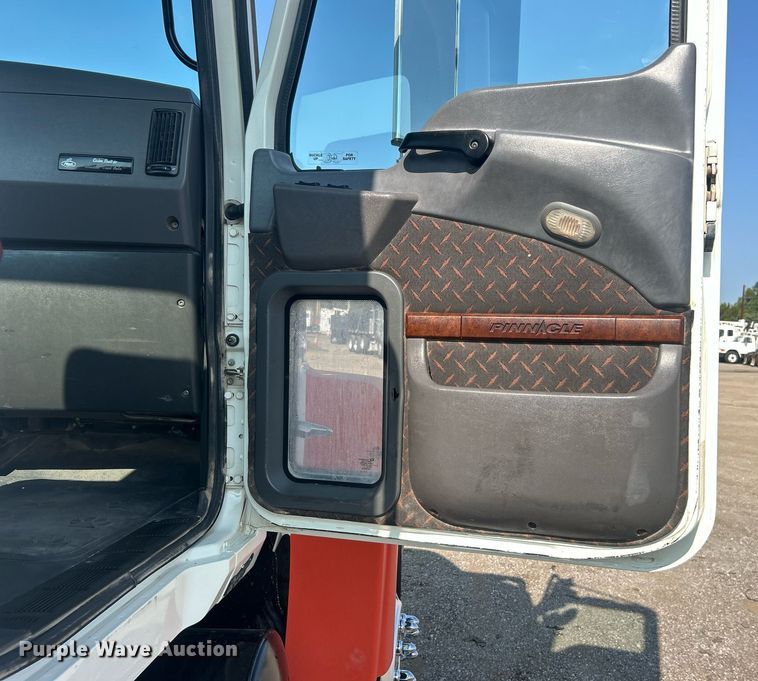 image for item EG1049 2015 Mack CHU613 semi truck