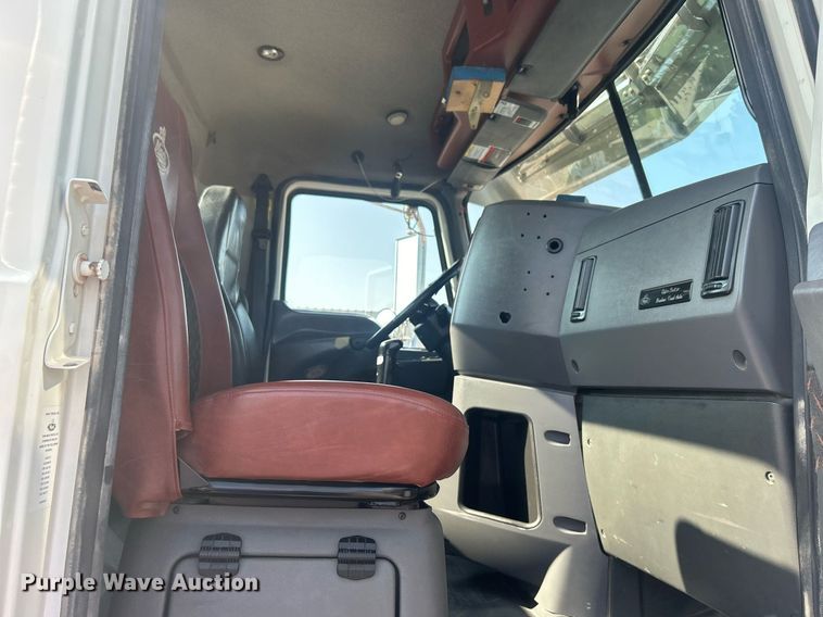 image for item EG1049 2015 Mack CHU613 semi truck