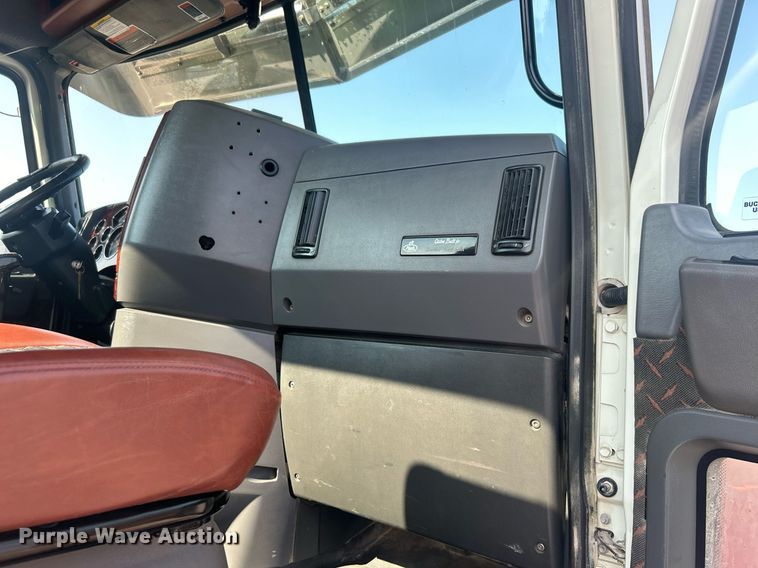 image for item EG1049 2015 Mack CHU613 semi truck