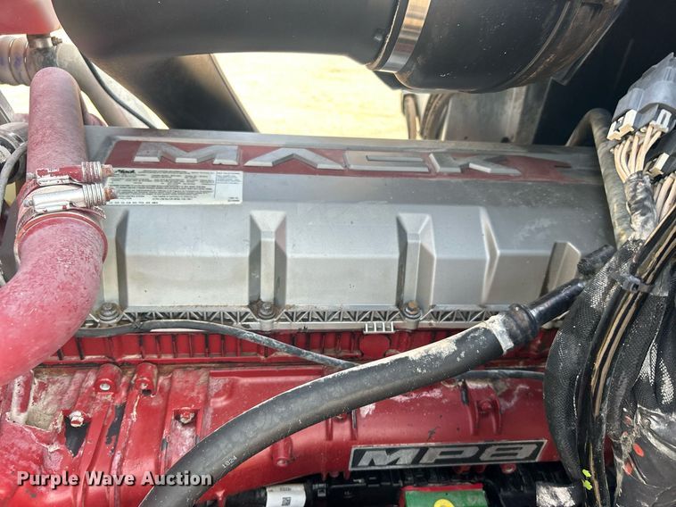 image for item EG1049 2015 Mack CHU613 semi truck