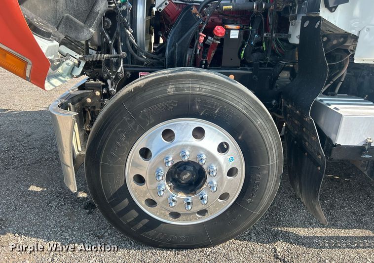 image for item EG1049 2015 Mack CHU613 semi truck