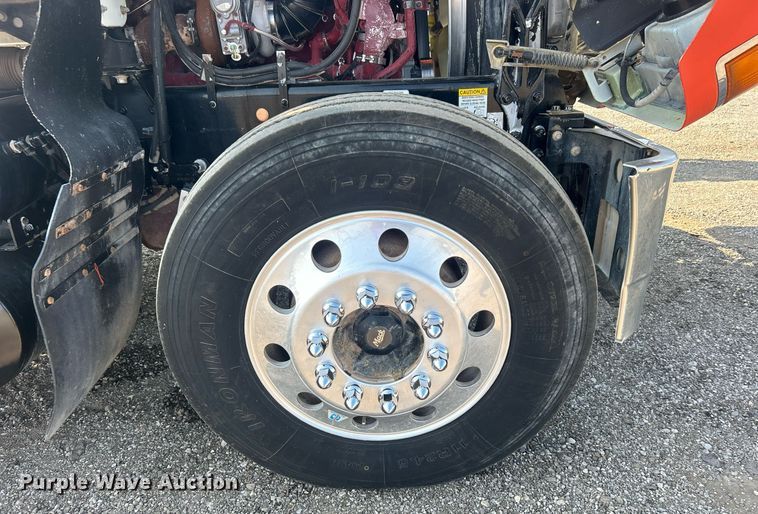 image for item EG1049 2015 Mack CHU613 semi truck